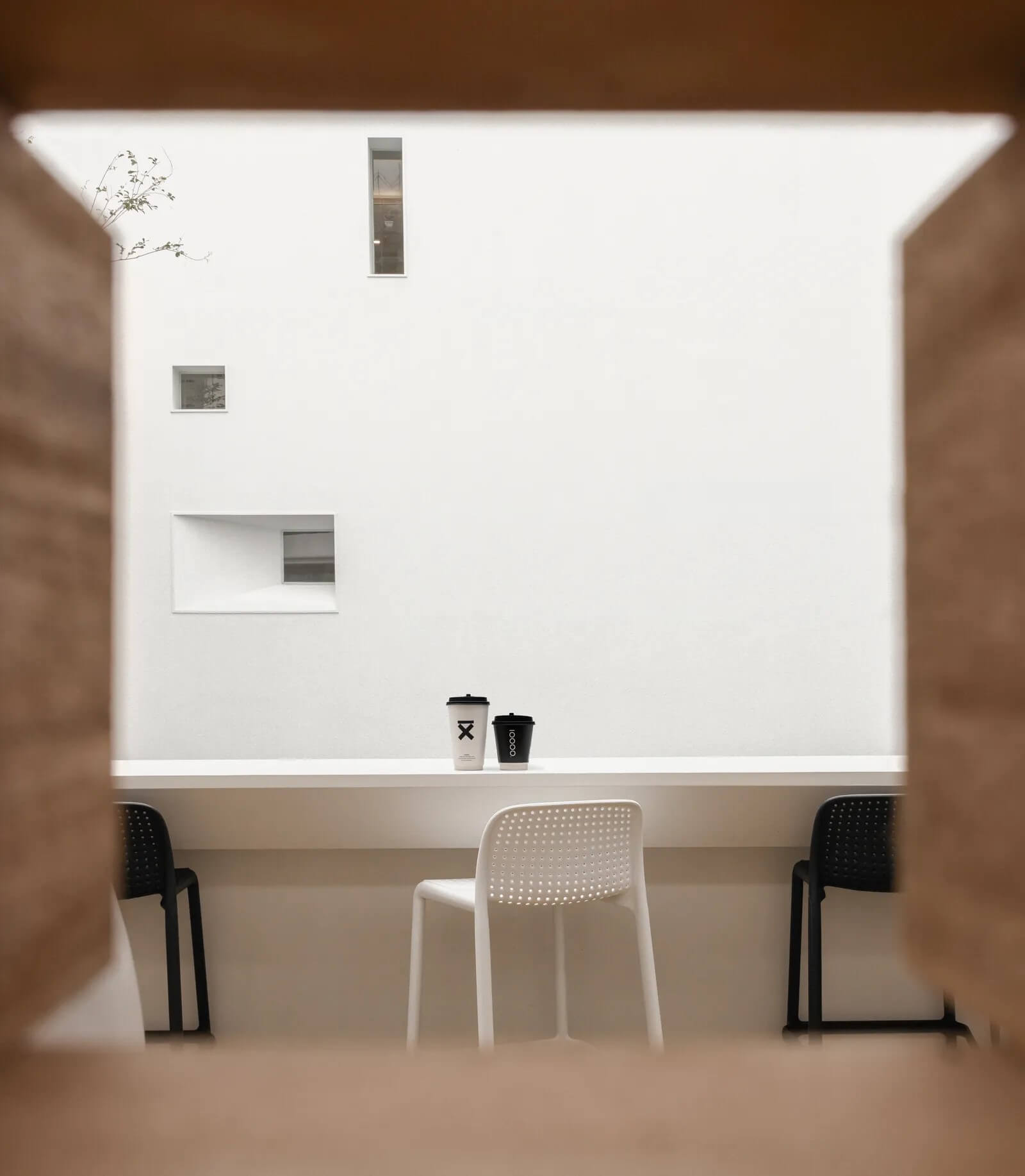 Ten Thousand Coffee 台中城市概念店」在市區打造純白海島度假屋
